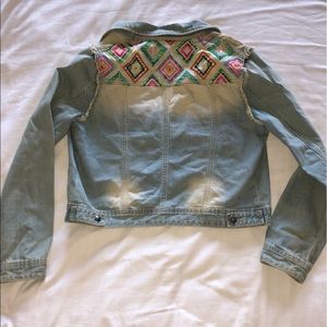 JEAN JACKET SIZE MEDIUM DESIGN ON BACK